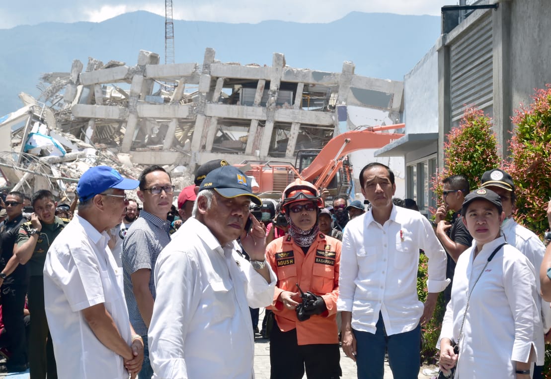 Presiden Jokowi meninjau proses evakuasi korban gempa di Palu, Rabu 3 Oktober 2018. (Foto: Biro Setpers Presiden)