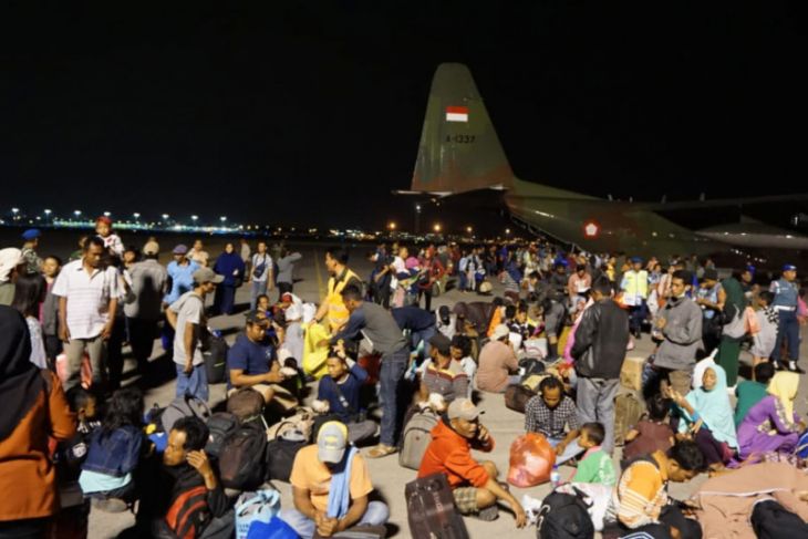 Pengungsi Gempa Palu Sulawesi Tengah saat tiba di Bandara Internasional Juanda, Rabu 3 Oktober malam. (Foto: Antara)