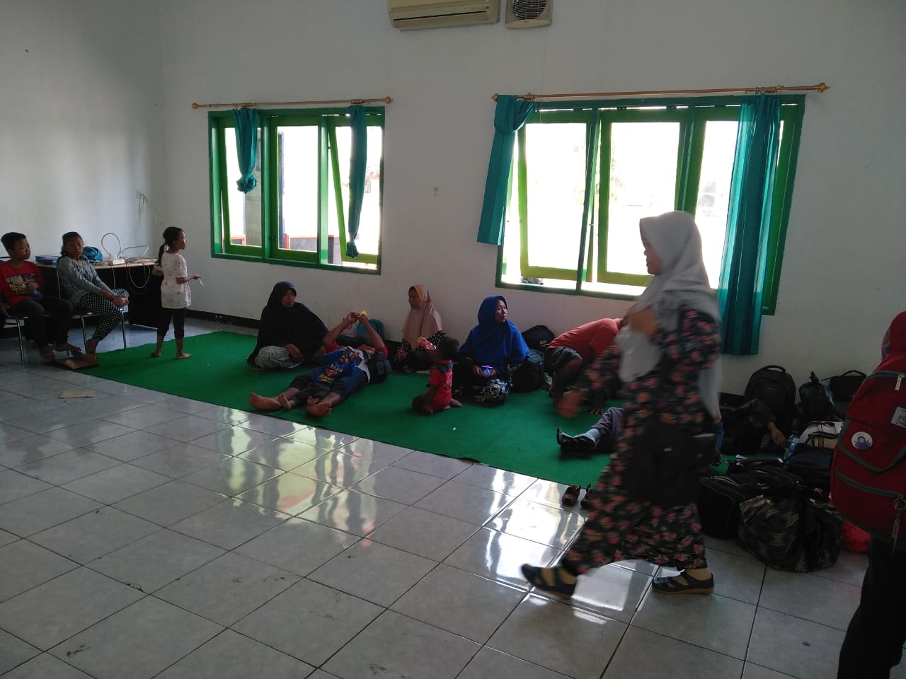 Sejumlah 20 Pengungsi Palu dan donggala yang diinapkan di Mess Wisma Bhaskara, Juanda, Surabaya, Kamis, 4 Oktober 2018. (Foto: Farid/ngopibareng.id) 