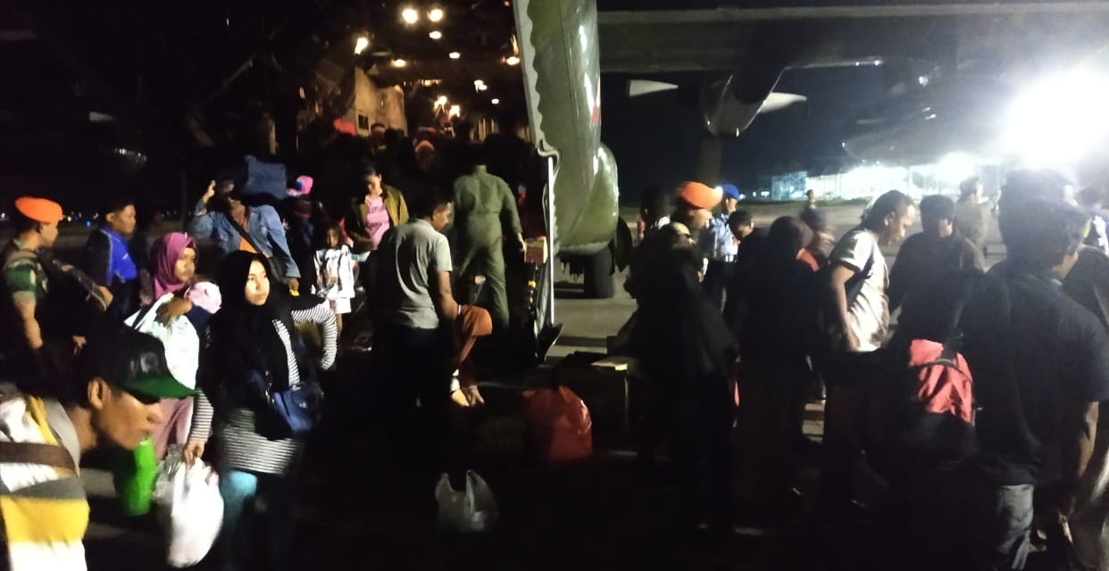 Pengungsi Palu dan Donggala tiba di Bandara Internasional Juanda, Kamis, 4 Oktober 2018. (foto: Istimewa) 