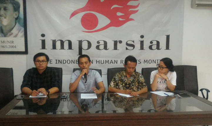 Direktur Imparsial Al Araf (kedua kiri) saat jumpa pers menyikapi HUT K-73 TNI, di Kantor Imparsial, Tebet, Jakarta Selatan, Kamis 4 Oktober. (Foto: Antara/Syaiful Hakim)