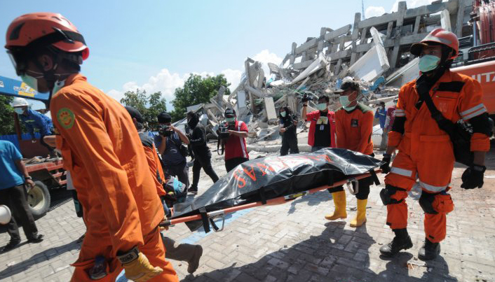 Tim SAR mengevakuasi korban dari reruntuhan di Hotel Roaroa, Palu, Sulawesi Tengah, Senin (1/10/2018). Menurut General Manager Hotel Roaroa, jumlah tamu yang menginap di hotel berlantai tujuh tersebut sebanyak 160 orang yang sebagian besarnya adalah atlet paralayang dari berbagai daerah, termasuk dari luar negeri, peserta Kejuaraan Paralayang Terbuka Indonesia. (Foto: Antara/Basri Marzuki)