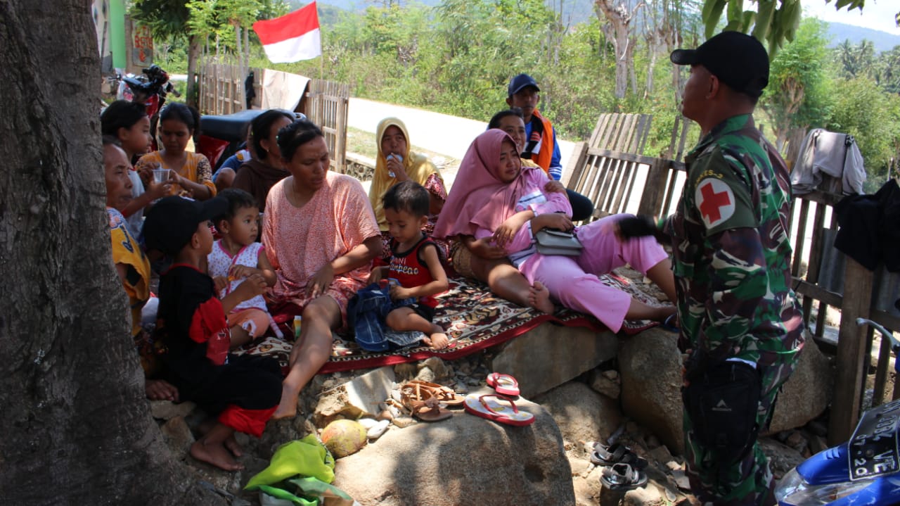 Anggota TNI saat sosialisasi kepada korban gempa dan tsunami di Palu, Sulawesi Tengah (Sulteng). (Dok. Divif 2 Kostrad)