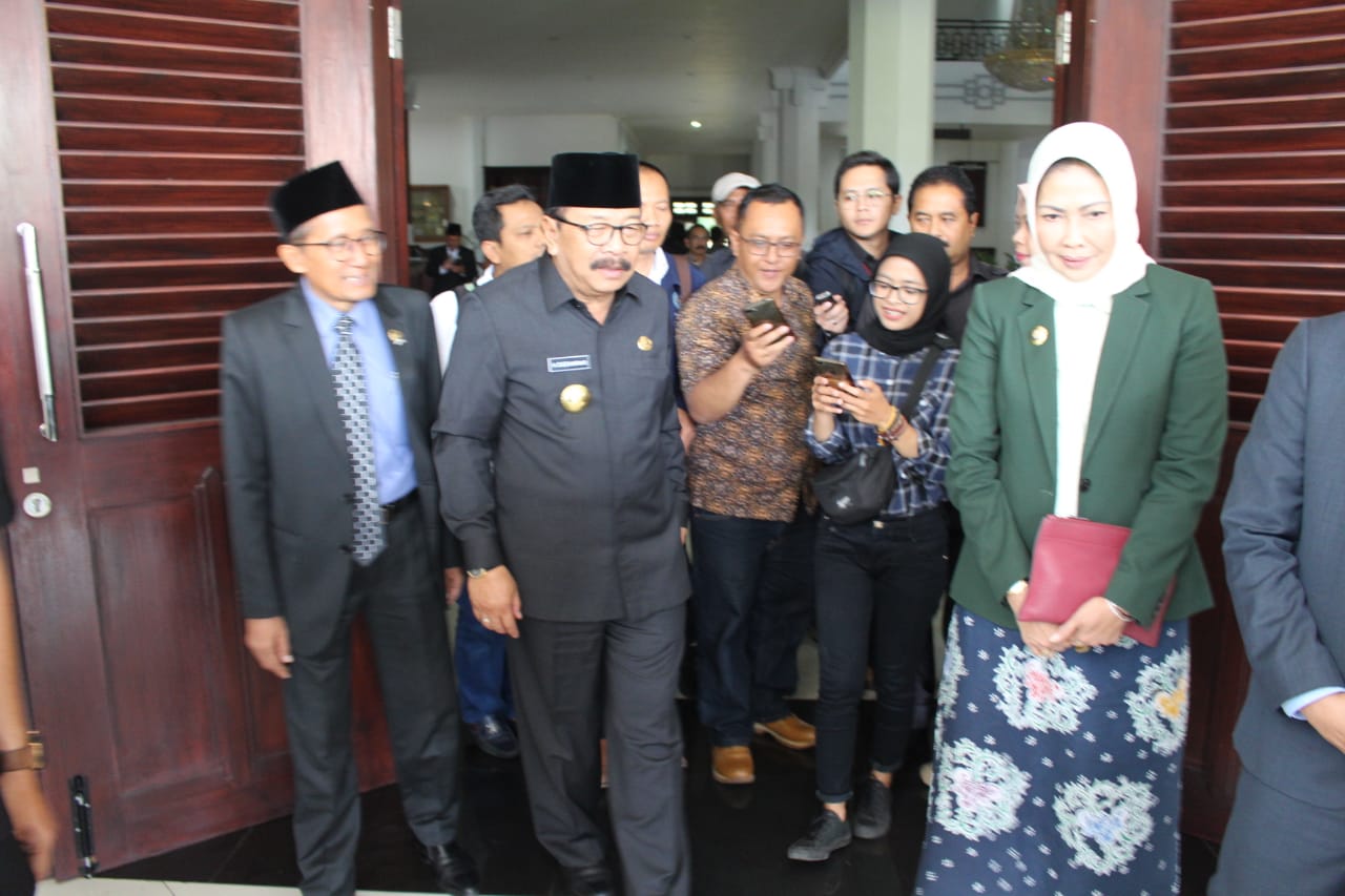 BANTUAN: Gubernur Jawa Timur, Soekarwo di Malang, Kamis 4 Oktober 2018.