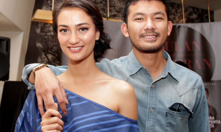 Atiqah Hasiholan dan suami, Rio Dewanto.