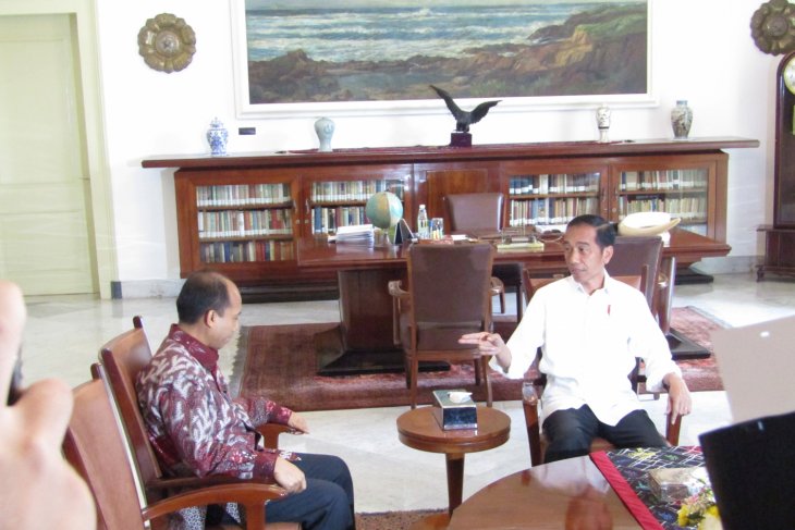 Presiden Joko Widodo menerima Kepala Pusat Data Informasi dan Humas Badan Nasional Penanggulangan Bencana (BNPB) Sutopo Purwo Nugroho di ruang kerjanya Istana Kepresidenan Bogor, Jumat 5 Oktober 2018. (Foto: Antara/Joko Susilo)