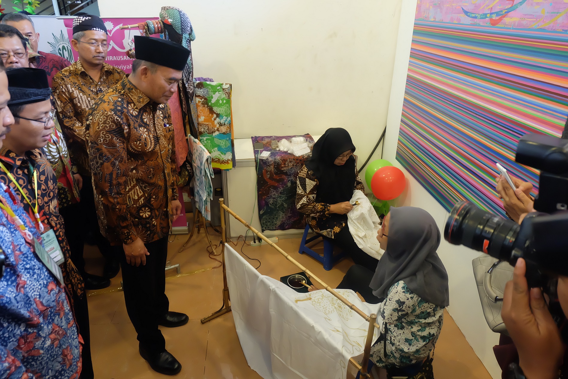 KUNJUNGAN: Mendikbud Muhadjir Effendi saat membuka Muhammadiyah Jogja Expo #1 (MJE). (foto: md for ngopibareng.id)