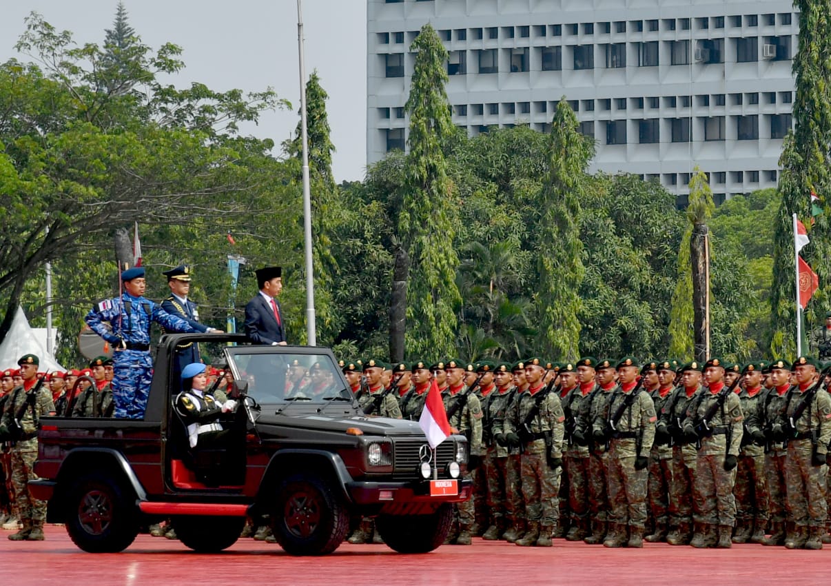 Presiden Jokowi inspeksi pasukan pada upacara peringan HUT TNI ke 73 yang dilaksanakan di Plaza Mabes TNI Cilangkap, Jumat 5 Oktober 2018. ( Foto: Laily Rachev /Biro Pers Setpres)