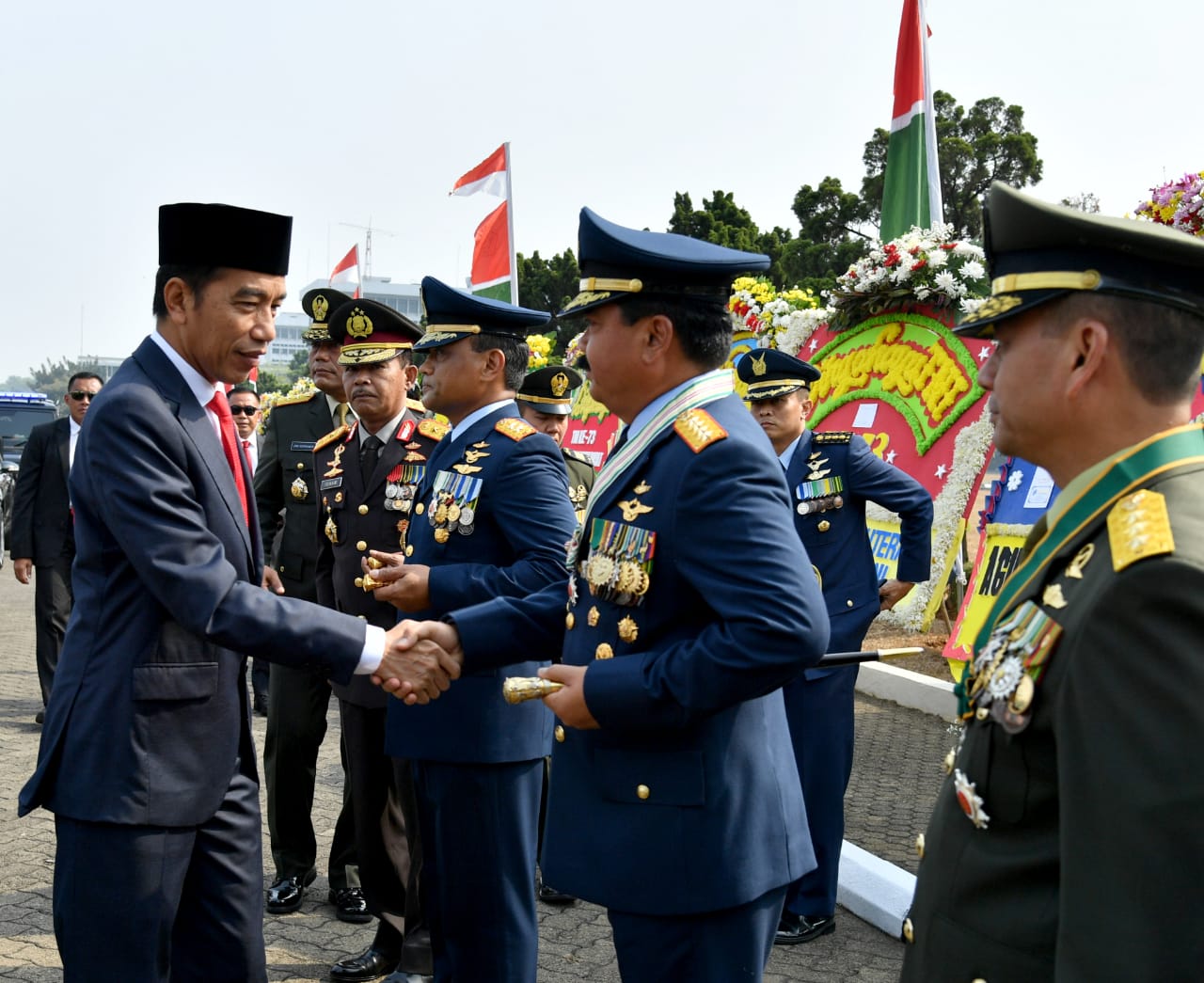 Presiden Jokowi memberikan ucapan selamat kepada seluruh jajaran TNI dalam HUT TNI ke 73 di Plaza Mabes TNI Cilangkap, Jumat, 5 Oktober 2018. (Foto: Laily Rachev/Biro Pers Setpres)