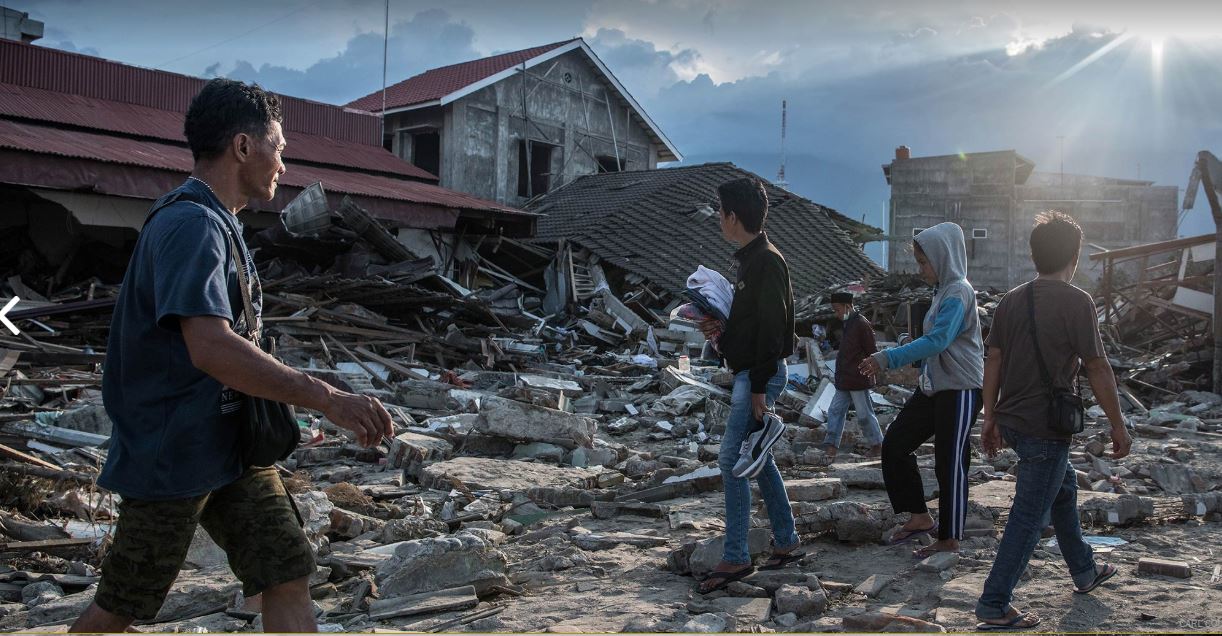 Sejumlah warga ikut mengevauasi korban gampa yang terkena reruntuhan bangunan rumah. Sampai saat ini tercatat 1.571 jiwa meninggal akibat gempa di Palu-Sigi-Donggala. (Foto: Antara)