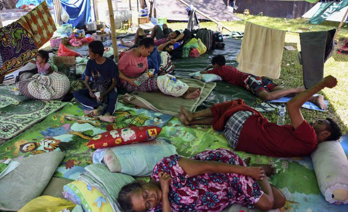 Pengungsi korban gempa Palu-Sigi-Donggala yang mengungsi di tenda-tenda mulai diserang influenza, Jumat, 5 Oktober 2018. (Foto: Antara)