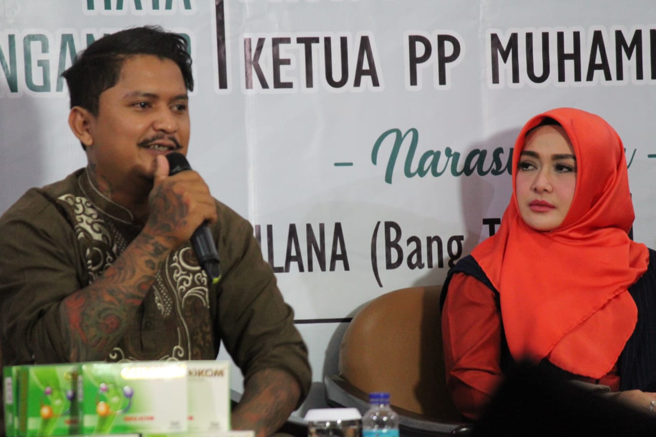 PENGAJIAN: Eddies Adelia dan Lalan Maulana dalam pengajian di PP Muhammadiyah. (foto: md for ngopibareng.id)