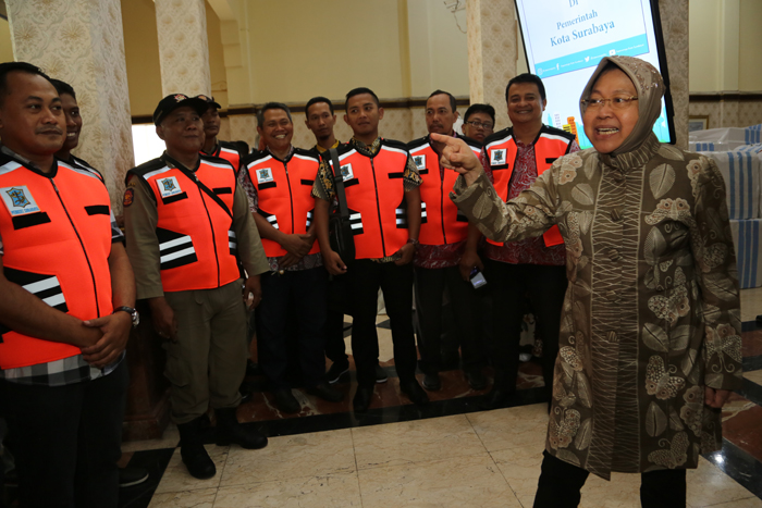 Wali Kota Surabaya saat memberangkatkan tim relawan ke Palu, di Balaikota Surabaya, Jumat, 5 Oktober 2018, kemarin. (Foto: Farid/ngopibareng.id)