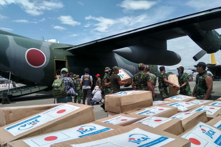 Bantuan dari Jepang tiba di Bandara Palu. Foto: antara