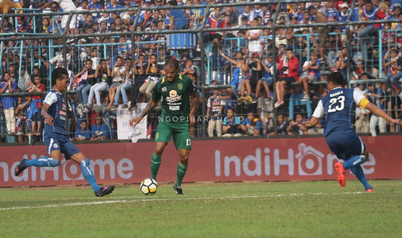 Babak pertama Persebaya melawan Arema Malang tanpa gol. Pertandingan ini digelar di Stadion Kanjuruhan Malang. (Foto: Haris/ngopibareng.id)