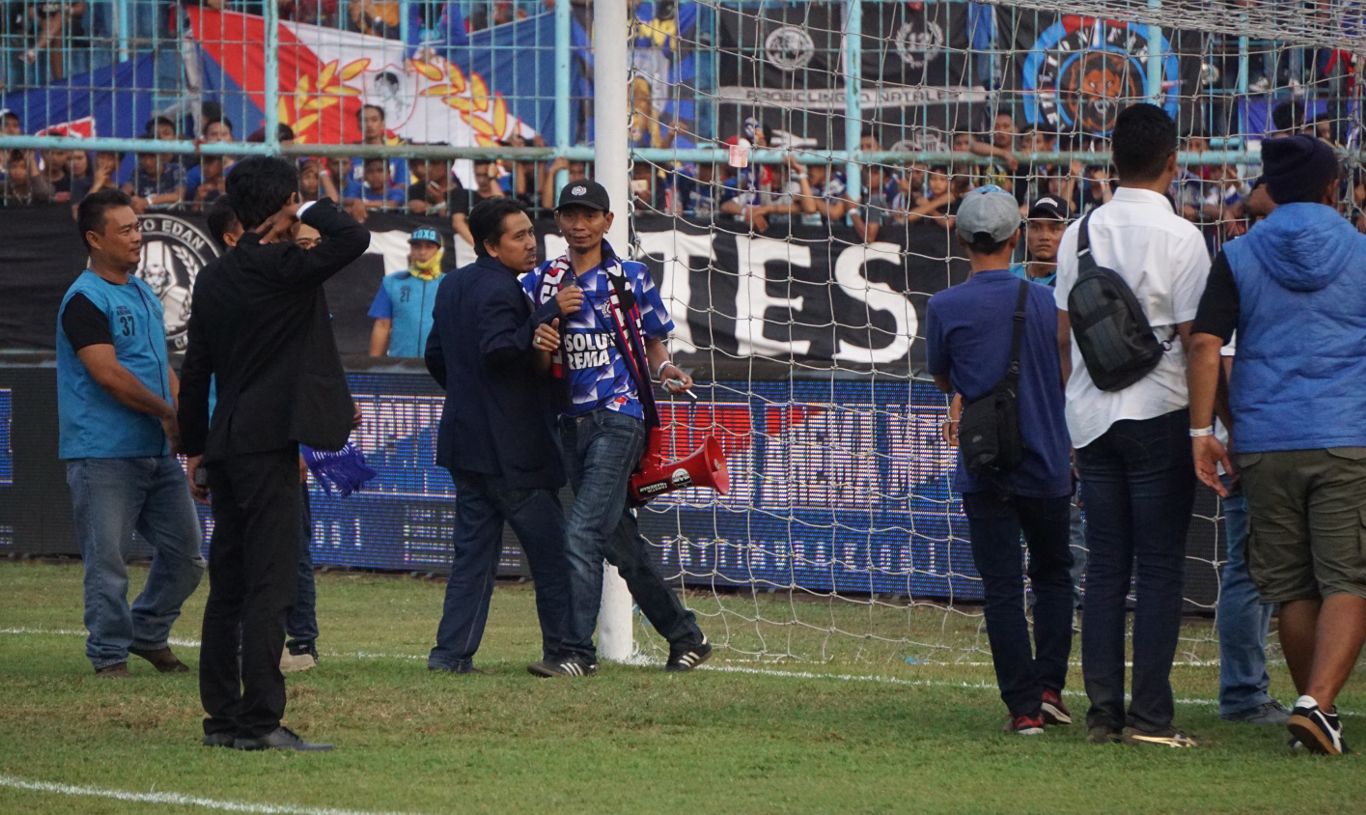 Dirijen Aremania Yuli Sumpil saat masuk lapangan di laga Arema FC vs Persebaya. (foto: Haris/ngopibareng)