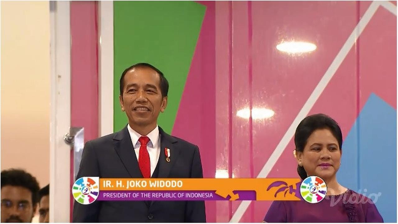 Presiden Jokowi dan Ibu Negara Iriana menggunakan bahasa isyarat sambut kontigen Asian Para Games 2018. Foto: video.com