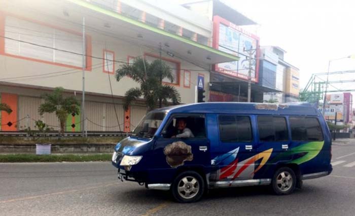 Angkutan mobil antarkota mulai beroperasi di Kota Palu dengan rute ke Kabupaten Poso hingga Kota Manado di Sulawesi Utara, Minggu 7 Oktober. (Foto:Genta Tenri Mawangi/Antara)