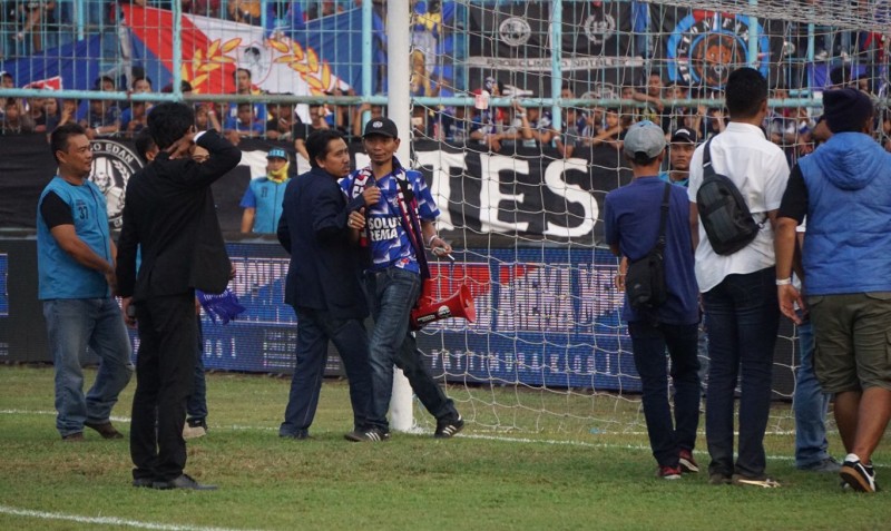Aksi suporter Arema FC msauk ke lapangan saat pertandingan menghadapi Persebaya, 6 Oktober kemarin. (foto: Haris/ngopibareng)