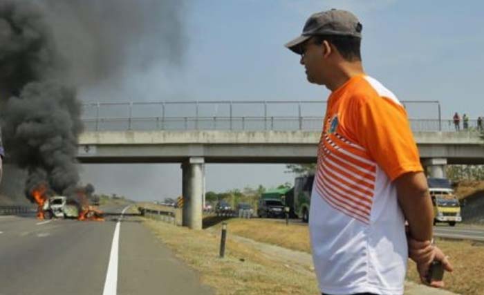 Gubernur DKI jakarta Anies Baswedan menyaksikan mobil yang terbakar di tol Cikopo-Palimanan (Cipali), Jawa Barat  kemarin. (Foto: Dok. Humas DKI)