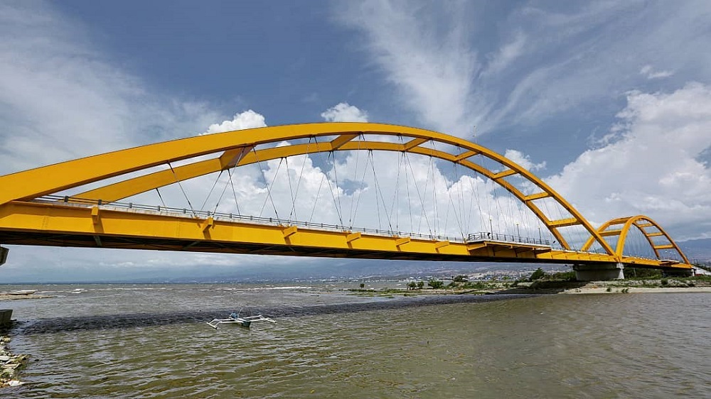 Jembatan Ponulele atau Jembatan Palu IV yang dikenal dengan nama Jembatan Kuning di Kota Palu, Sulawesi Tengah.