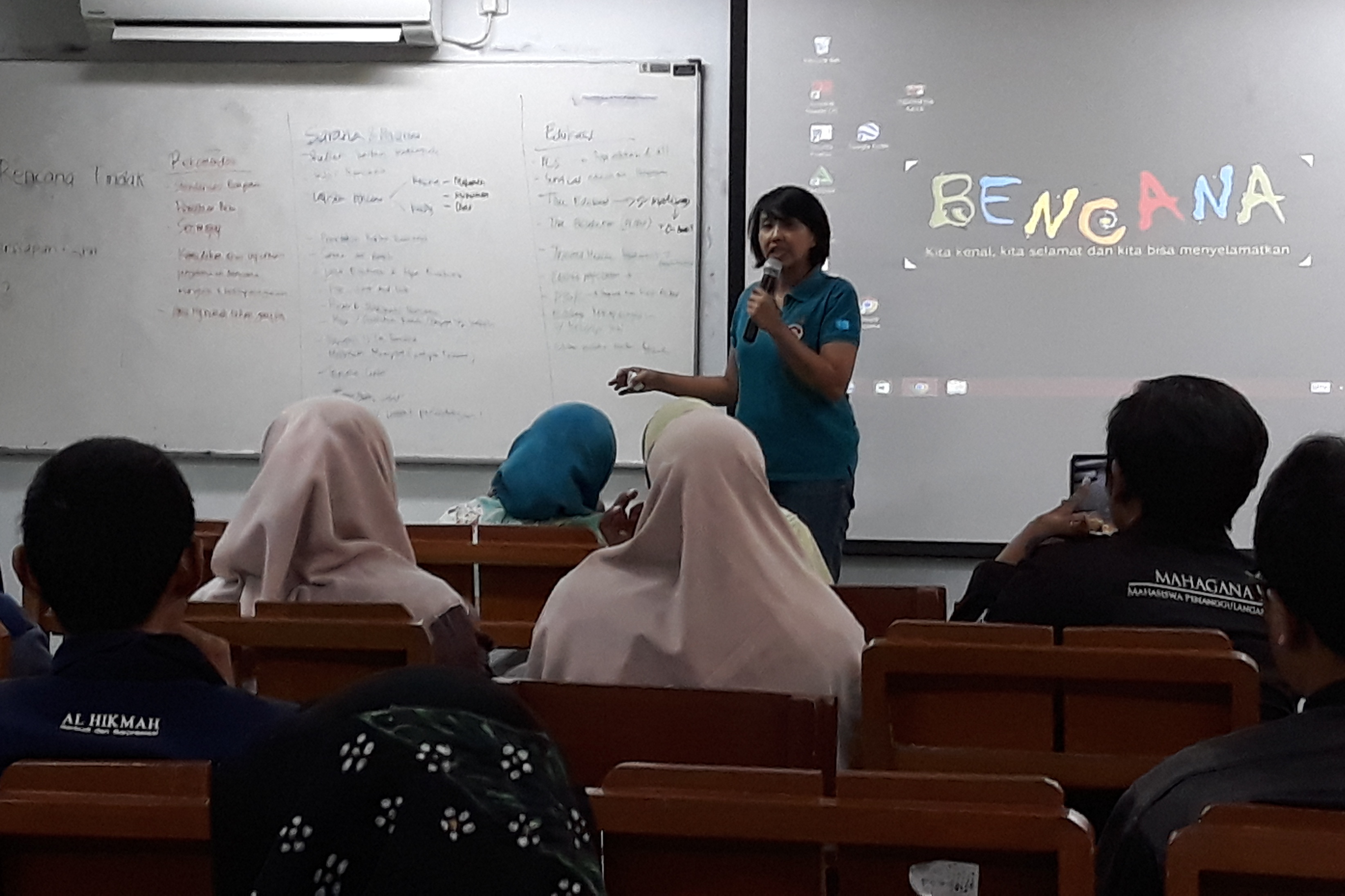 Retno Indro Putri mengarahkan pembagian saran-saran dari peserta ke kelas edukasi, sarana pra sarana, dan rekomendasi. Serta meyampaikan prosedur pembentukan kelompok edukator.