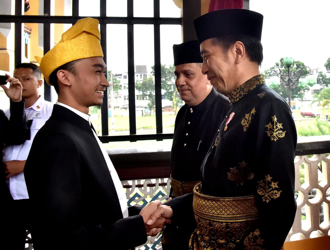 GELAR BANGSAWAN: Pemberian gelar Tuanku Sri Indra Utama Junjungan Negeri kepada Presiden Jokowi di Istana Maimun Medan, Minggu 7 Oktober 2018. (foto: setneg for ngopibareng.id)
