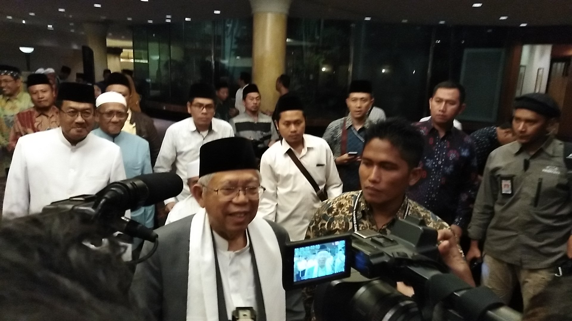 KH Ma’ruf Amin terlihat tiba di Hotel JW Marriot Surabaya, Minggu, 7 Oktober 2018. (foto: farid/ngopibareng.id) 