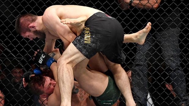 Khabib Nurmagomedov sukses mengalahkan Conor McGregor di petarungan kelas ringan UFC. (foto: Reuters)
