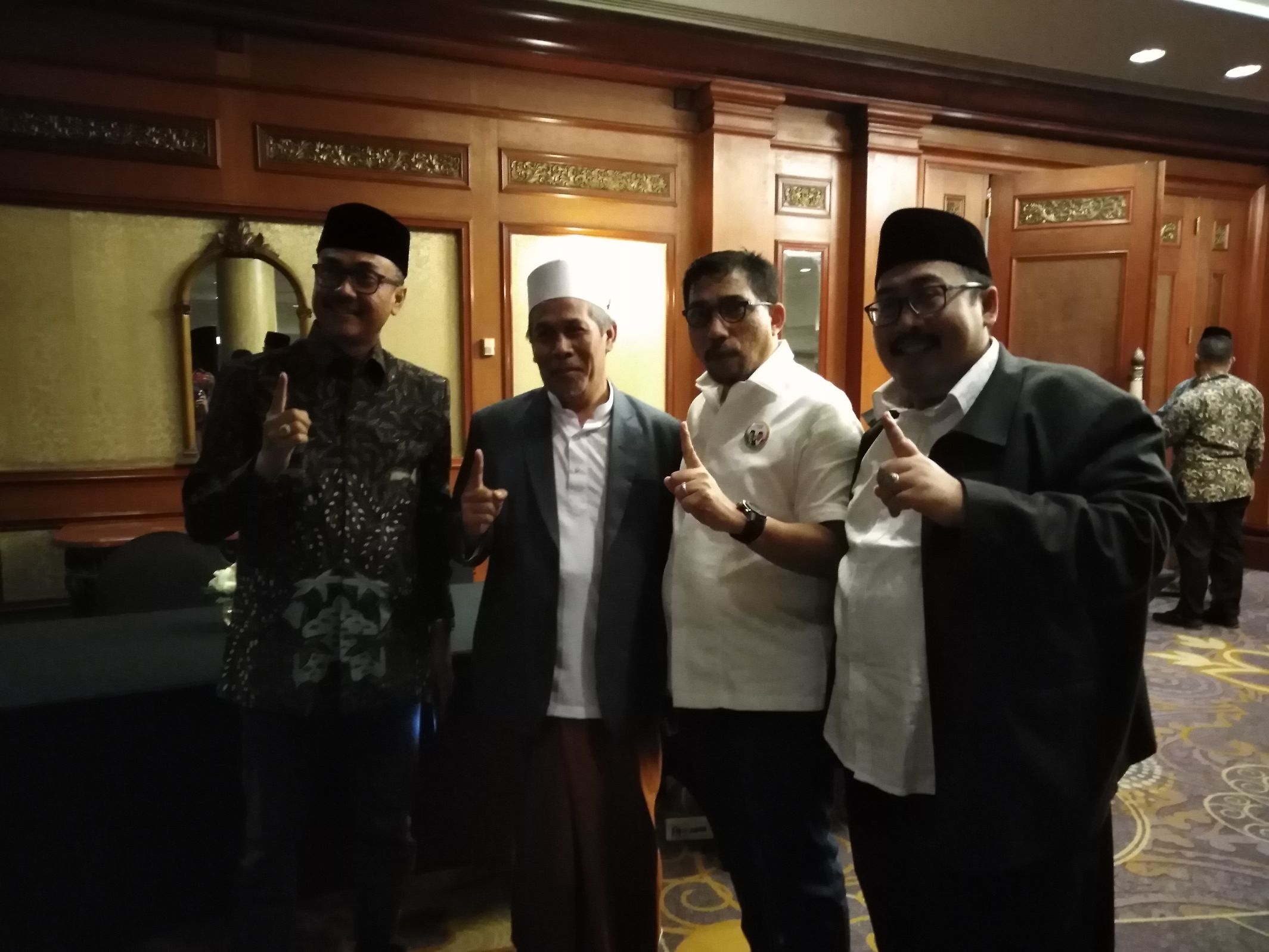(dua dari kiri) Ketua PWNU Jatim, KH Marzuki Mustamar menghadiri konsolidasi kiai dan alim ulama se-Jatim bersama Calon Wakil Presiden nomor urut 01 KH Ma’ruf Amin, di Surabaya, Minggu, 7 Oktober 2018. (foto: farid/ngopibareng.id) 