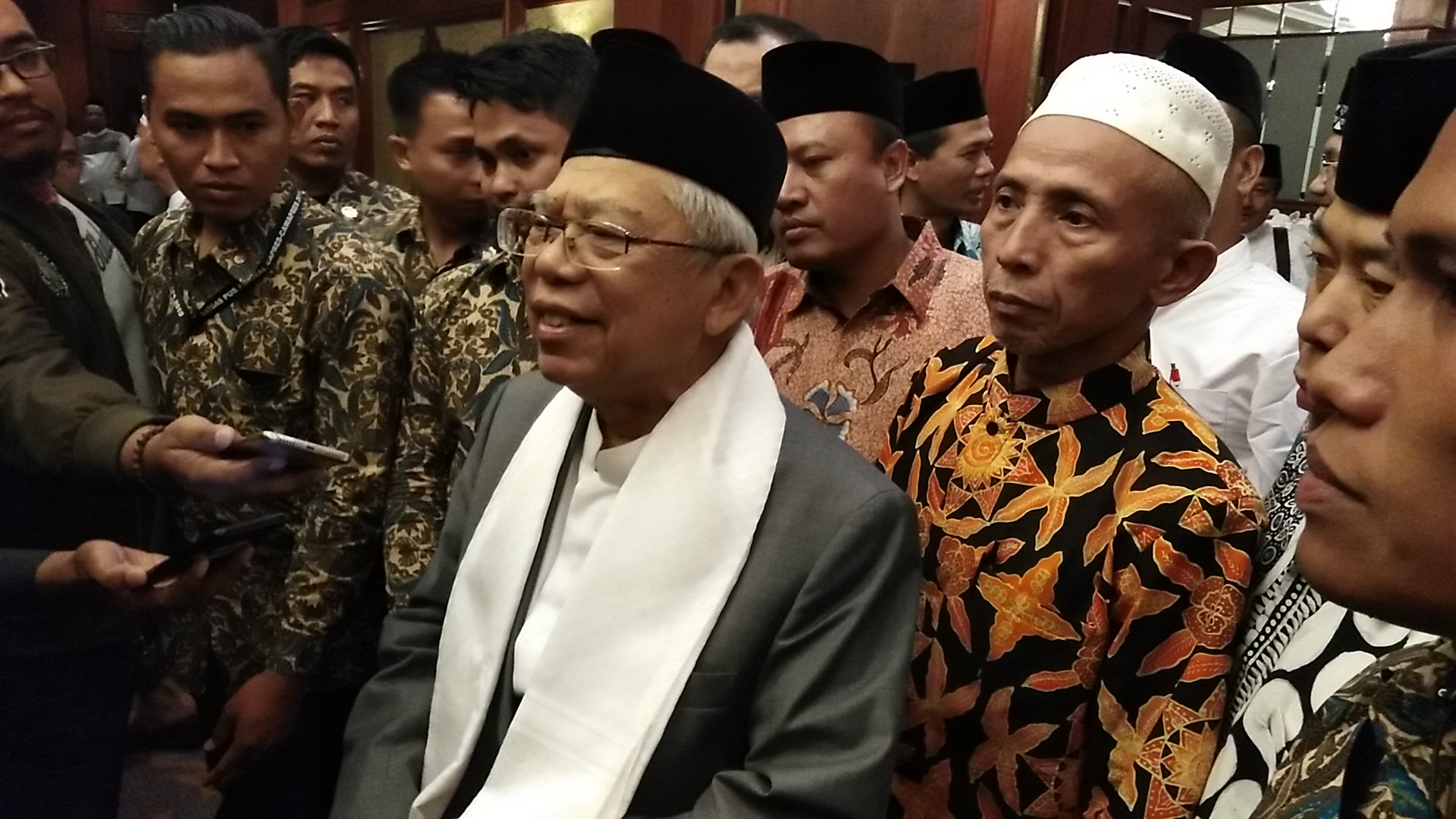 KH Ma'ruf Amin ditemui usai menggelar konsolidasi dengan ulama dan kiai se-Jatim, di Surabaya, Minggu, 7 Oktober 2018. (foto: farid/ngopibareng.id) 