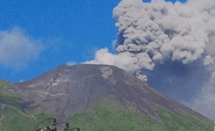 Gunung Gamalama erupsi dan mengeluarkan abu vulkanik hari Minggu 7 Oktober kemarin. (Foto: Abdul Fatah/Antara)