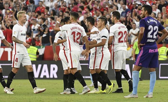Para pemain Sevilla merayakan gol yang dicetak ke gawang Celta Vigo dalam laga lanjutan Liga Spanyol di Stadion Ramon Sanchez-Pizjuan, Sevilla, Spanyol, Minggu kemarin. (Foto: Sevilla_ENG)