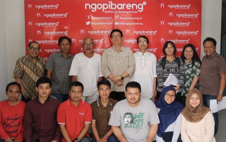 Tim Ngopibareng foto bersama Ketua Dewan Pers Yosep Stanley Adi Prasetyo saat berkunjung di kantor ngopibareng, beberapa waktu lalu. (Foto istimewa)
