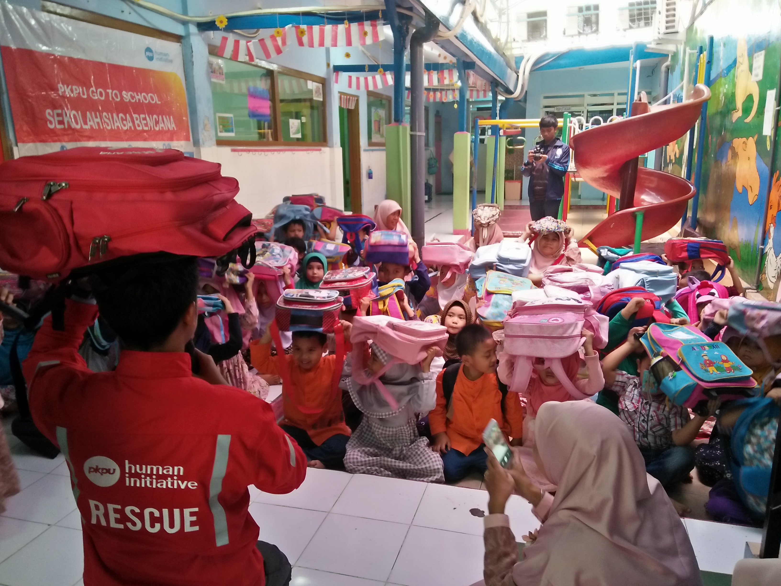 EDUKASI: Ratusan anak dari KBTKIT Al Uswah Surabaya mengikuti kegiatan simulasi gempa bumi, Senin, 8 Oktober 2018. (foto: Amanah/ngopibareng.id)