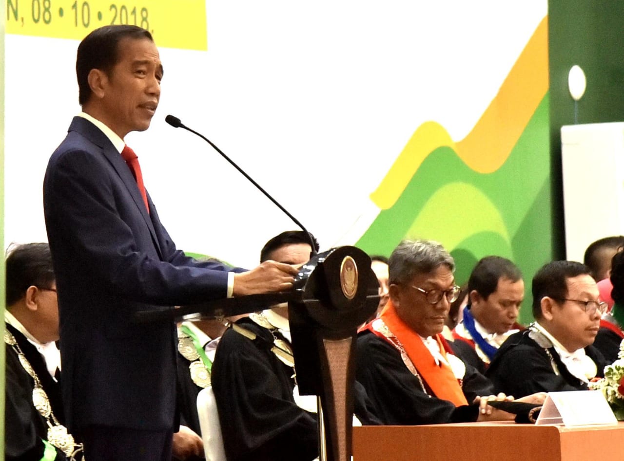 Presiden Joko Widodo memberikan orasi ilmiah dalam rangka Dies Natalis ke-66 Universitas Sumatera Utara (USU) di Auditorium Kampus USU pada Senin, 8 Oktober 2018. Foto: Rusman-Biro Pers Setpres.