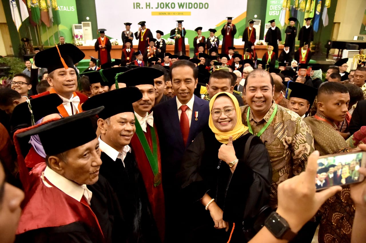 Presiden Joko Widodo menghadiri Dies Natalis ke-66 Universitas Sumatera Utara (USU) di Auditorium Kampus USU pada Senin, 8 Oktober 2018. Foto: Rusman-Biro Pers Setpres.