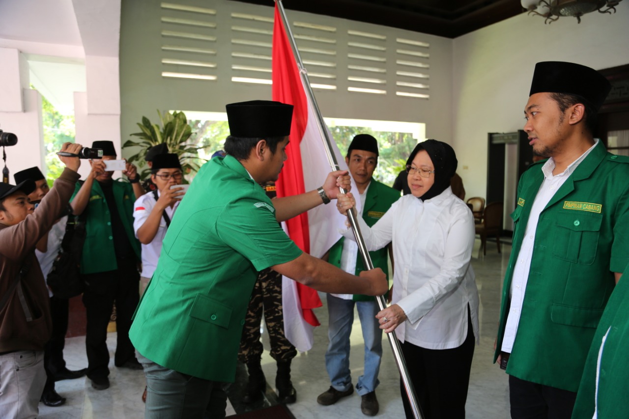 PATAKA: Wali Kota Surabaya Tri Rismaharini menerima rombongan Kirab Satu Negeri GP Ansor di Rumah Dinas Wali Kota Surabaya. (foto: ngopibareng.id)