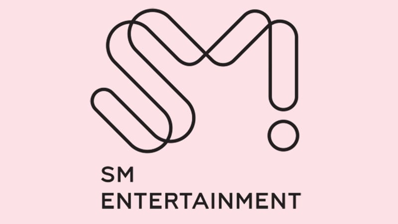 Logo SM Entertainment.