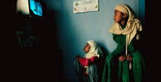 TELEVISI:  Anak-anak menyaksikan dakwah di televisi. (dok ngopibareng.id)