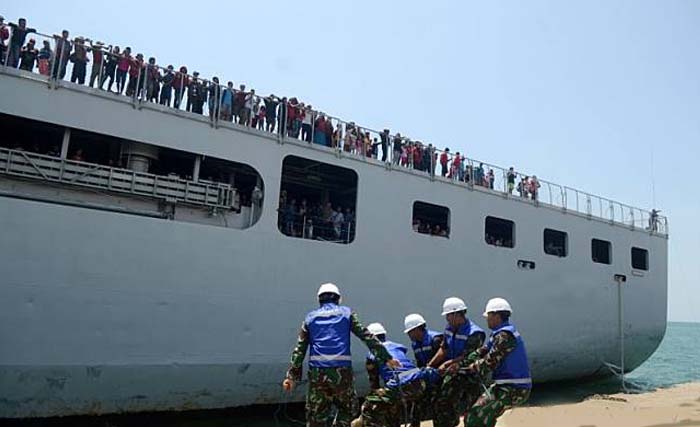 Petugas darat Pelabuhan Tanjung Perak Surabaya siap membantu KM Makassar yang membawa pengungsi Palu untuk sandar di dermaga beberapa hari lalu. (Foto: Dok.Antara)