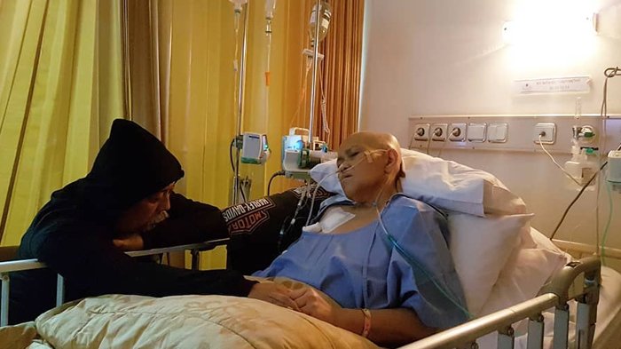 Indro Warkop setia menemani sang istri, Nita Octobijanthy, perawatan kanker paru-paru. Foto: IG/indrowarkop_asli.
