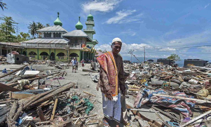 Penyintas gempa dan tsunami berjalan usai melaksanakan ibadah Shalat Jumat di Masjid Baitussalam, Desa Loli Saluran, Donggala, Sulawesi Tengah, Jumat 5 Oktober 2018. (Foto: Antara/Muhammad Adimaja)