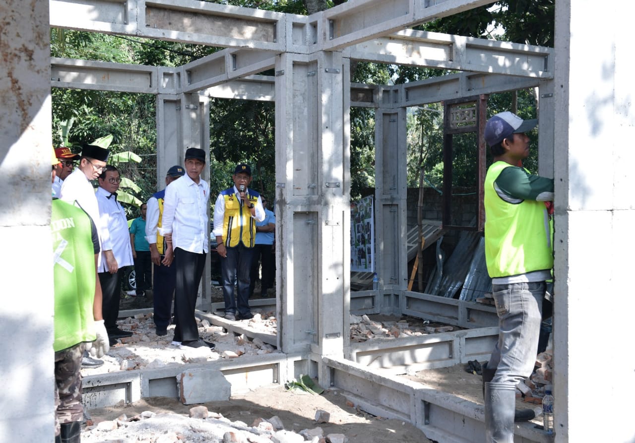 Presiden Jokowi saat meninjau pembangunan rumah tahan gempa di Lombok. (Foto: Antara)