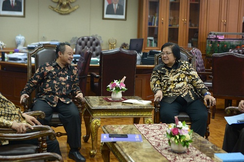 KERJA SAMA: Abdul Mu’ti, Sekretaris Umum PP Muhammadiyah, bersama Menteri LHK Siti Nurbaya. (foto: md for ngopibareng.id) 