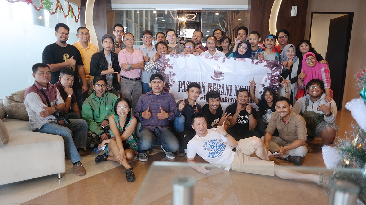Komunitas ngopi di Surabaya, namanya Pasukan Berani Ngopi. Berbagai profesi, tetapi mereka itu ahli benar dengan dunia kopi. foto:istimewa/dok Pasukan Berani Ngopi