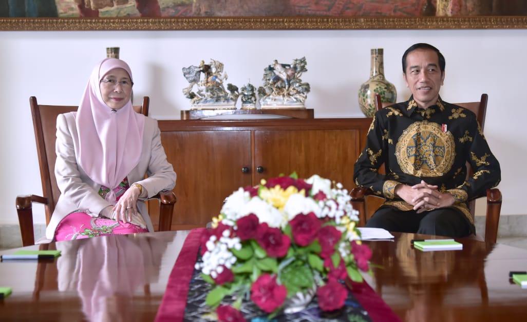 Presiden RI Joko Widodo bertemu dengan Deputi PM Malaysia Wan Azizah Wan Ismail di Istana Kepresidenan Bogor, Selasa 9 Oktober 2018. (Foto: Biro Setpers Presiden)