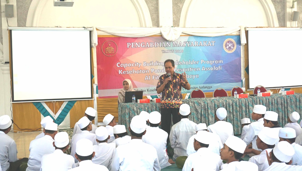 Dr. Mochammad Bagus Qomaruddin ketika memberikan materi personal hygiene kepada para santri di Pondok Pesantren As Salafi Al Fithrah Surabaya, Rabu, 10 Oktober 2018.