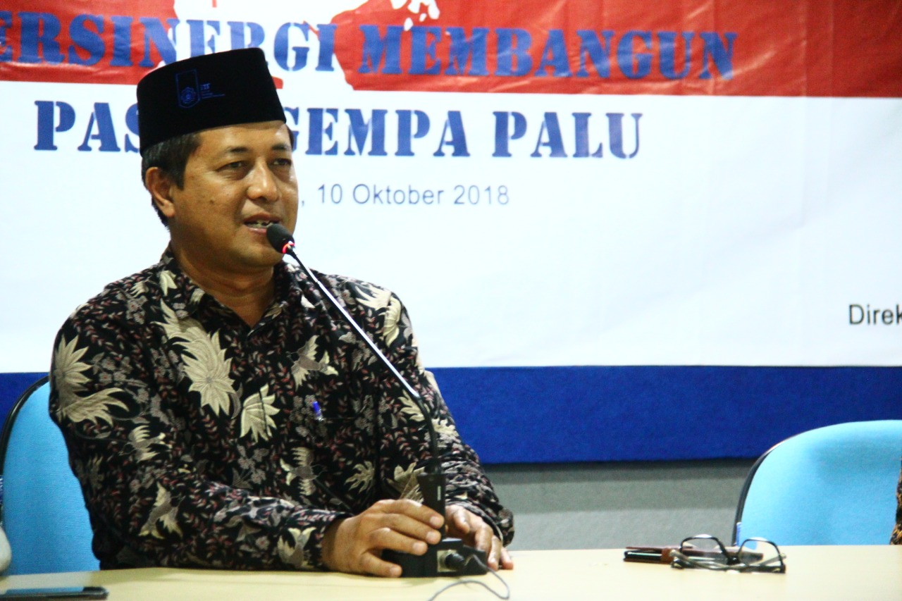 Direktur Kemahasiswaan ITS, Dr Darmaji ketika melakukan pendataan pada mahasiswanya yang berasal dari Sulawesi Tengah.