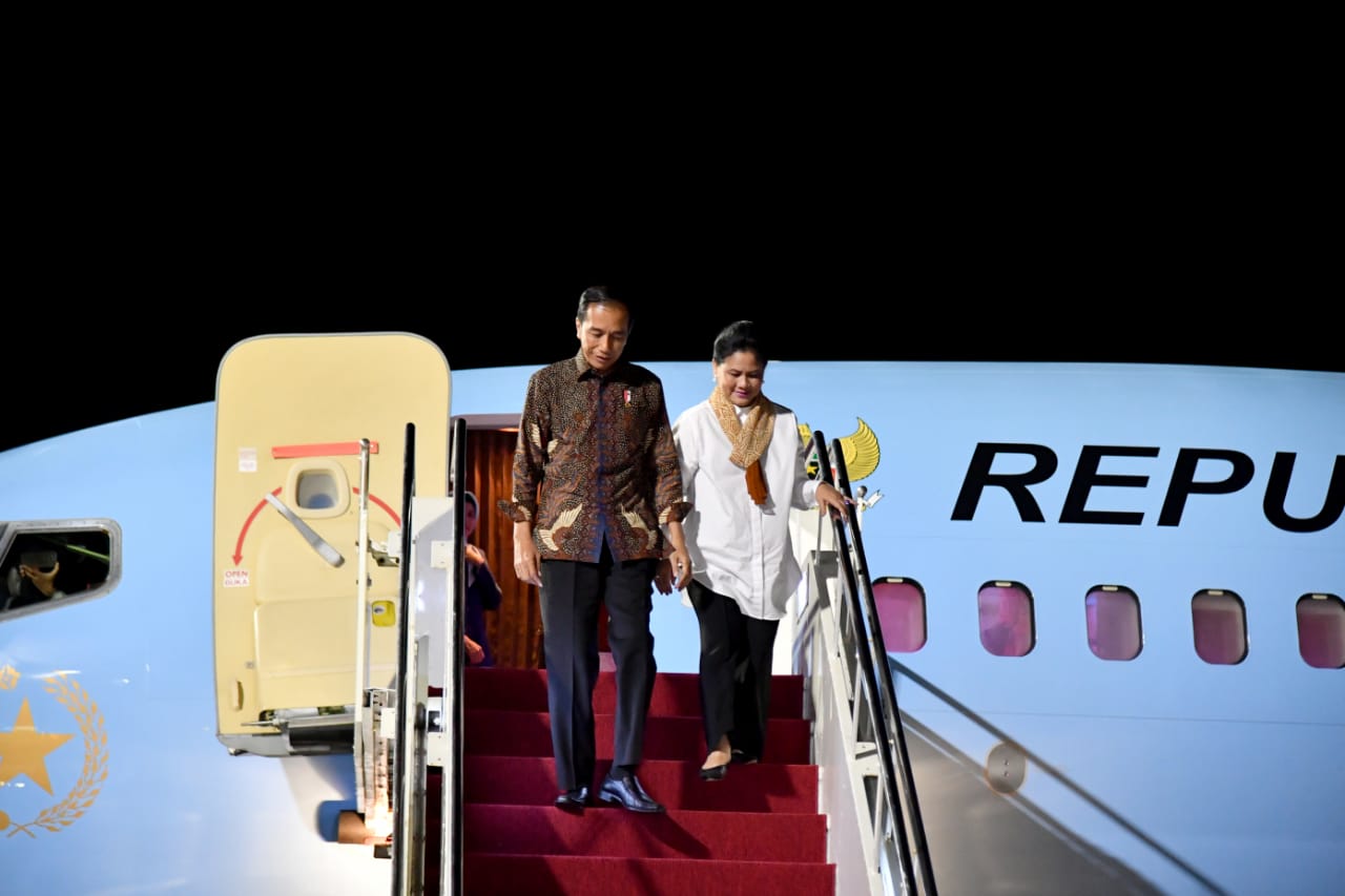 Presiden Joko Widodo didampingi istri Iriana Joko Widodo tiba di Bandara Internasional Ngurah Rai, Bali untuk menghadiri sejumlah agenda. (Foto: Biro Setpers Presiden)